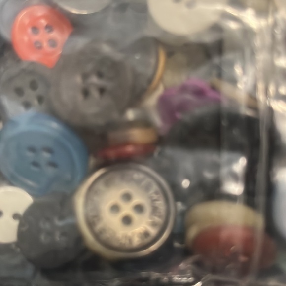 125 GRAMS ASSORTED PLASTIC BUTTONS. - Picture 8 of 9